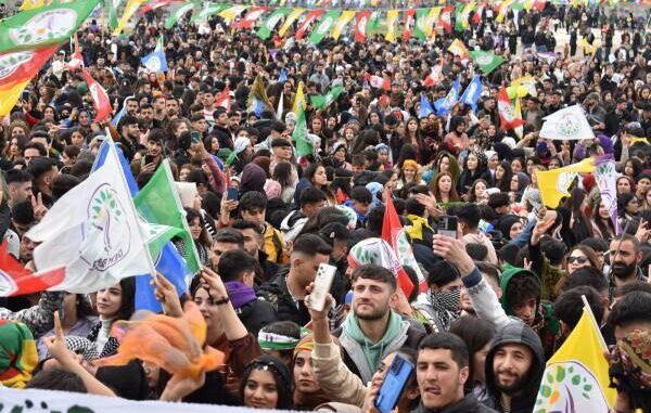 Movilización del pueblo kurdo en Van logró la restitución de alcalde electo