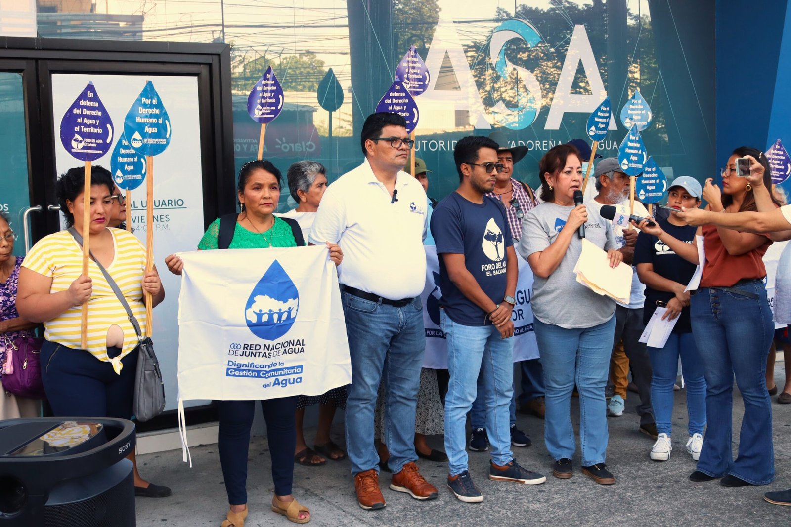 «Tenemos que parar la política demencial del agua en El Salvador»